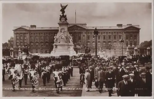Großbritannien - Großbritannien - London - Victoria Memorial, Buckingham Palace and Guards - ca. 1950