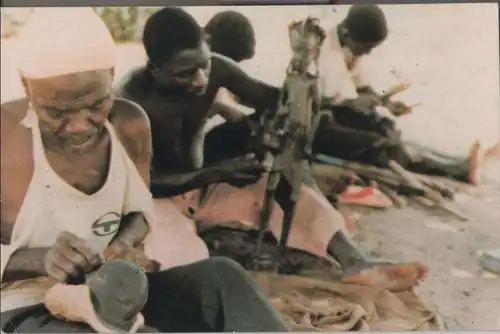 Tansania - Tansania - Makonde handcarvers at work - 1978