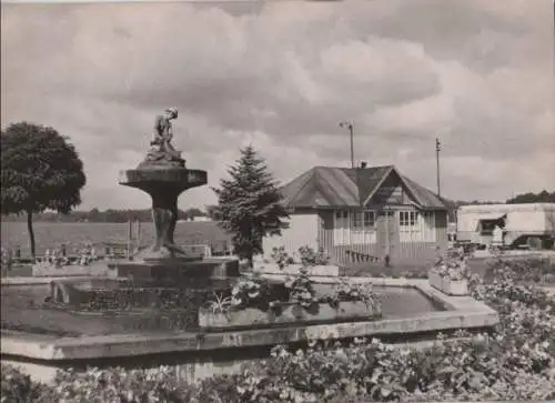 Polen - Polen - Ostroda - Fontanna kolo przystani Zeglugi Gdanskiej - ca. 1965