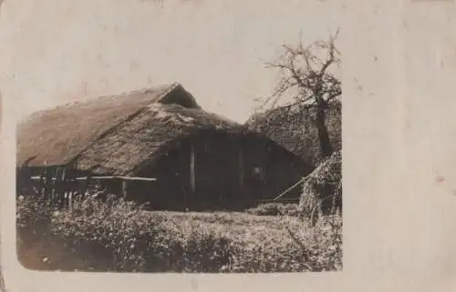 schiefes Haus strohbedeckt