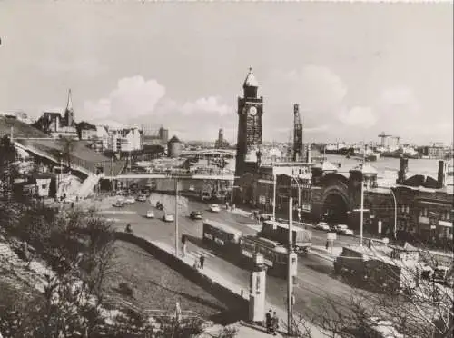 Hamburg - Hafen mit Landungsbrücken