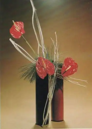 Ikebana bunt gestrichene Zweige