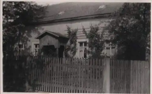 unbekannter Ort - Haus mit Lattenzaun