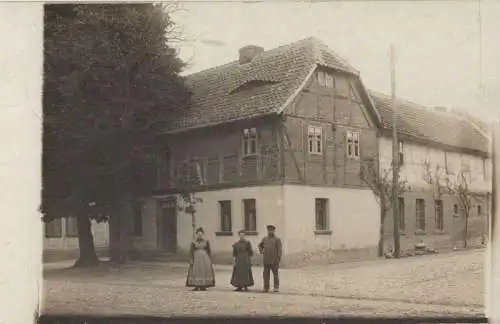 unbekannter Ort - Menschen vor Haus