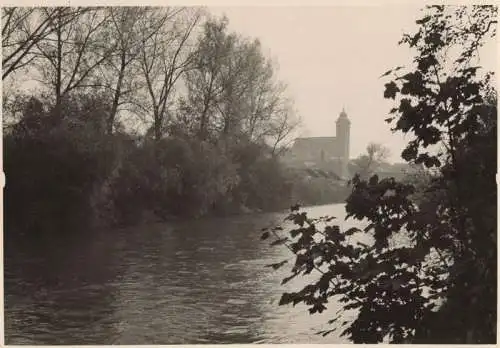 unbekannter Ort - Kirche und Fluss