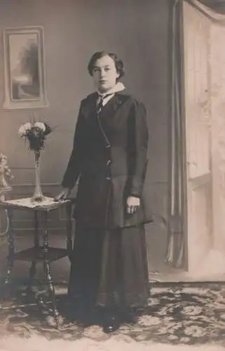 stehende Frau - ca. 1935