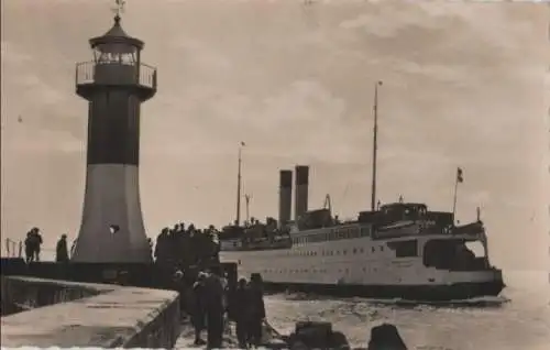 Sassnitz - Leuchtturm und Schwedenfähre