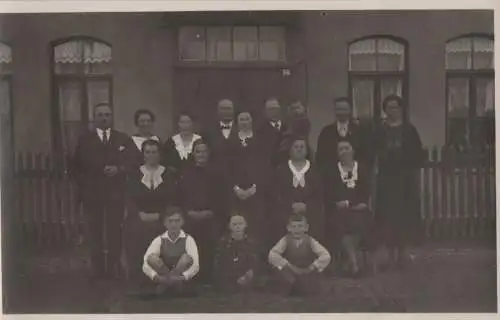 Verwandtschaft - Gruppenfoto vor Haus - ca. 1935