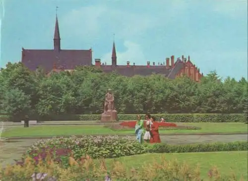 Lettland - Riga - Lettland - Park vor Gebäude