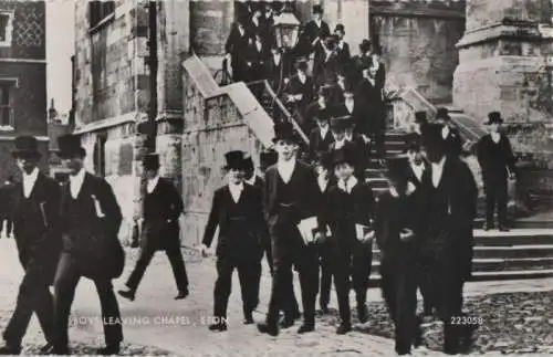 Großbritannien - Großbritannien - Eton - Boys leaving Chapel - ca. 1950