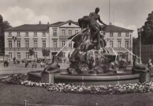 Schwerin - Schiffbrüchigendenkmal am Grunthalplatz - 1968