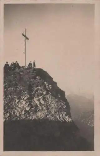 Menschen am Gipfelkreuz