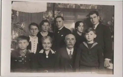 Familienfoto mit Weihnachtsbaum