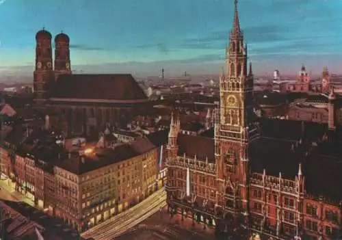 München - Neues Rathaus und Frauenkirche - 2004