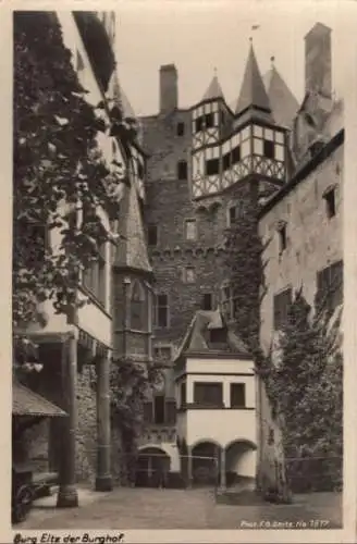 Wierschem, Burg Eltz - Burghof