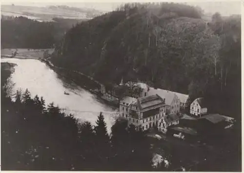 unbekannter Ort - Gebäude am Wasser