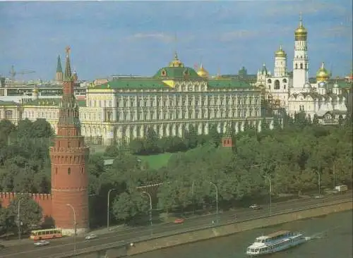 Russland - Moskau - Russland - Schiff vor Bauwerk