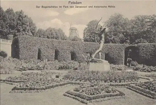 Potsdam - Bogenschütze im Park