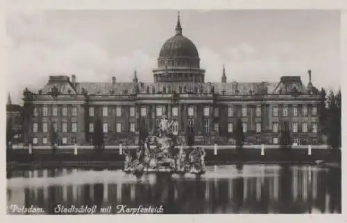 Potsdam - Stadtschloß mit Karpfenteich - ca. 1955