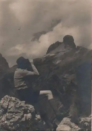 Frau schaut auf Berg