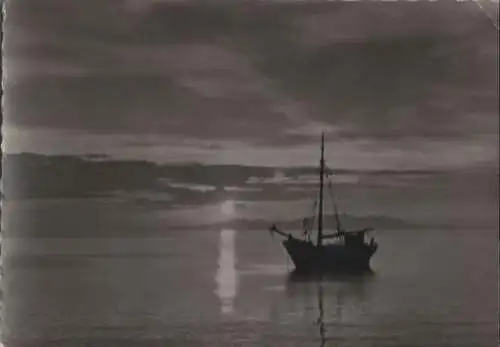 kleines Segelschiff auf dem Wasser - 1960