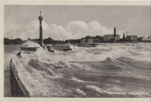 Warnemünde (OT von Rostock) - Mole bei Sturm