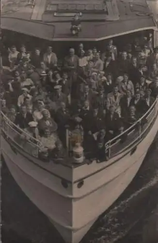 Viele Menschen auf einem Schiff - ca. 1950