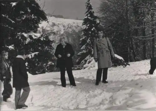 Menschen im Schnee - ca. 1965