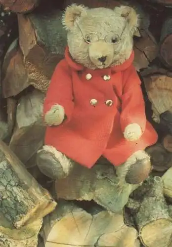 Teddy auf Holzstapel