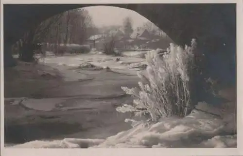 Gefrorener Fluss unter Brücke