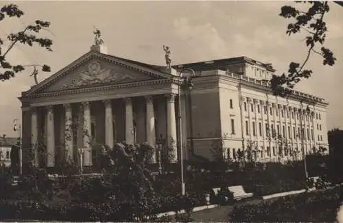 unbekannter Ort - ugroßes Gebäude