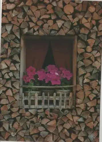 Blumenfenster im Brennholz