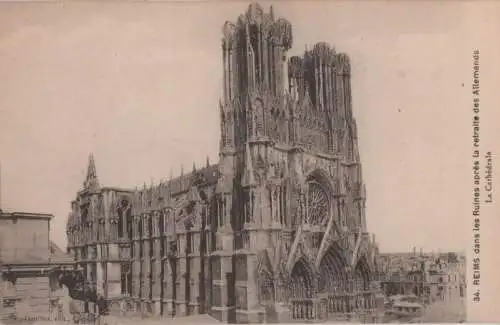 Frankreich - Frankreich - Reims - dans les Ruines apres la retraite des Allemands - ca. 1930