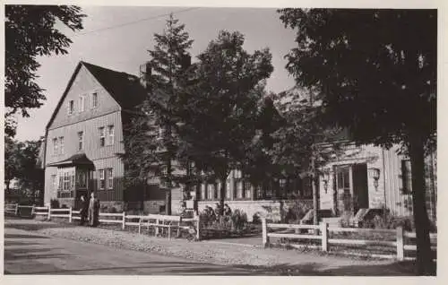 Frauenwald - Häuser hinter Holzzaun