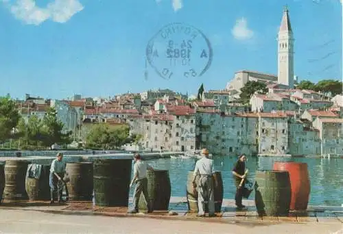 Kroatien - Rovinj - Kroatien - Fässe am Hafen