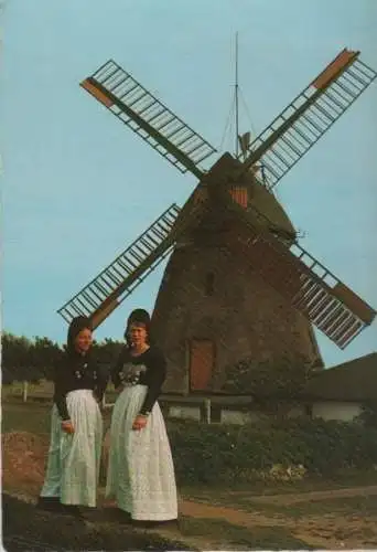 Amrum - Friesinnen vor dem Nebeler Mühlenmuseum - 1982