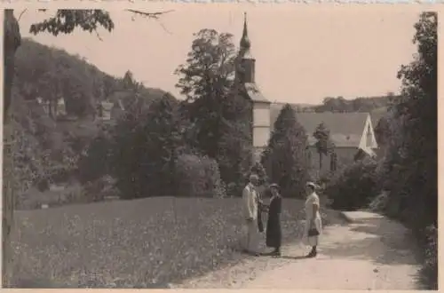 unbekannter Ort - an der Kirche