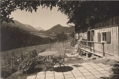 unbekannter Ort - Haus vor Gebirge