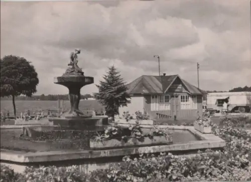 Polen - Polen - Ostroda - Fontanna kolo przystani Zeglugi Gdanskiej - ca. 1965