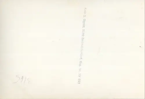 Junge mit Plüschhund