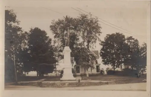 unbekannter Ort - Haus mit Statue