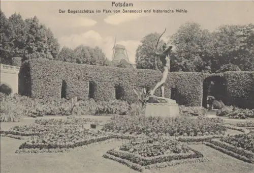 Potsdam - Bogenschütze im Park