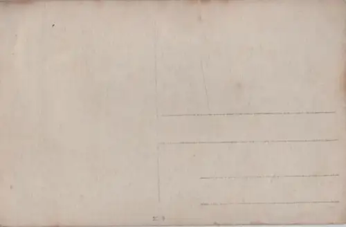 schiefes Haus strohbedeckt