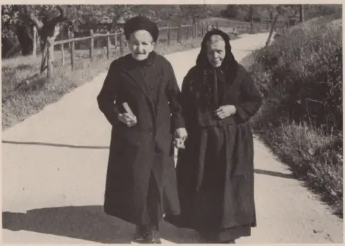 Morbach-Hoxel - [REPRINT] Frauen beim Kirchgang - ca. 1985