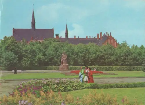 Lettland - Riga - Lettland - Park vor Gebäude