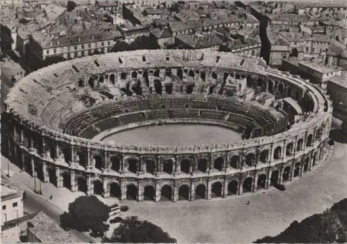 Frankreich - Frankreich - Nimes - Vue nerienne sur les Arenes - ca. 1965