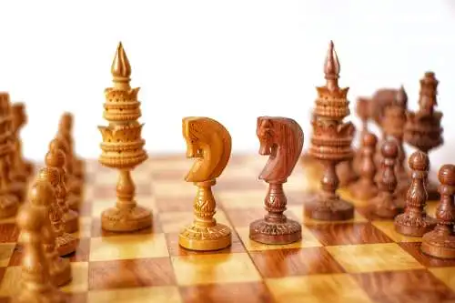 Vintage-Schachspiel,handgefertigtes antikes Schachspiel, hergestellt in Indien, Schachfiguren in Lotusform, Kastanienholz massiv, chess, Schachbrett