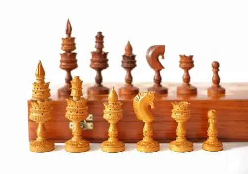 Vintage-Schachspiel,handgefertigtes antikes Schachspiel, hergestellt in Indien, 1970, Schachfiguren in Lotusform, Kastanienholz massiv, chess, Schachbrett