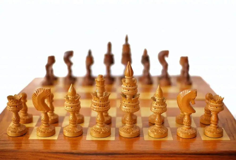 Vintage-Schachspiel,handgefertigtes antikes Schachspiel, hergestellt in Indien, 1970, Schachfiguren in Lotusform, Kastanienholz massiv, chess, Schachbrett 2