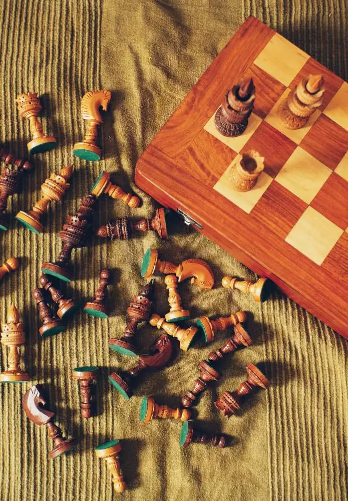 Vintage-Schachspiel,handgefertigtes antikes Schachspiel, hergestellt in Indien, 1970, Schachfiguren in Lotusform, Kastanienholz massiv, chess, Schachbrett 4